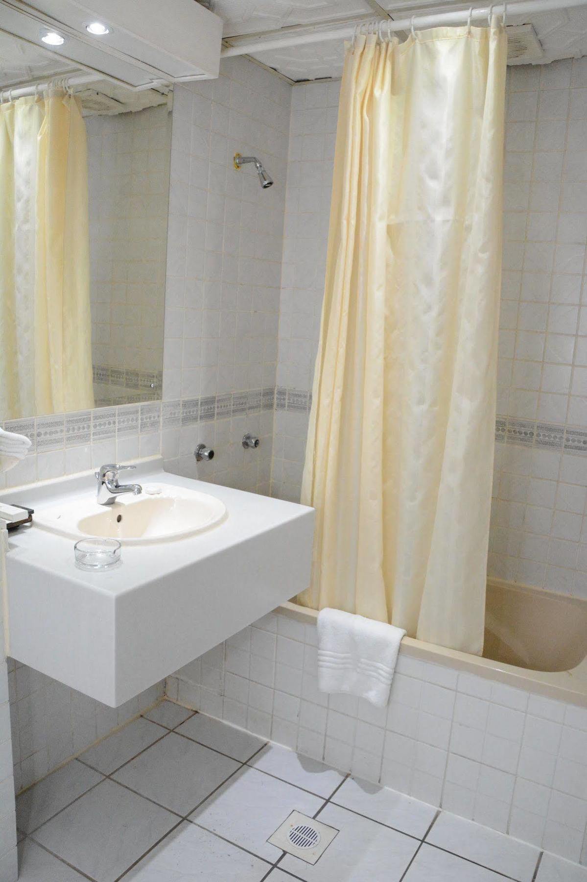 Phoenicia Hotel Al-Manamah Bagian luar foto