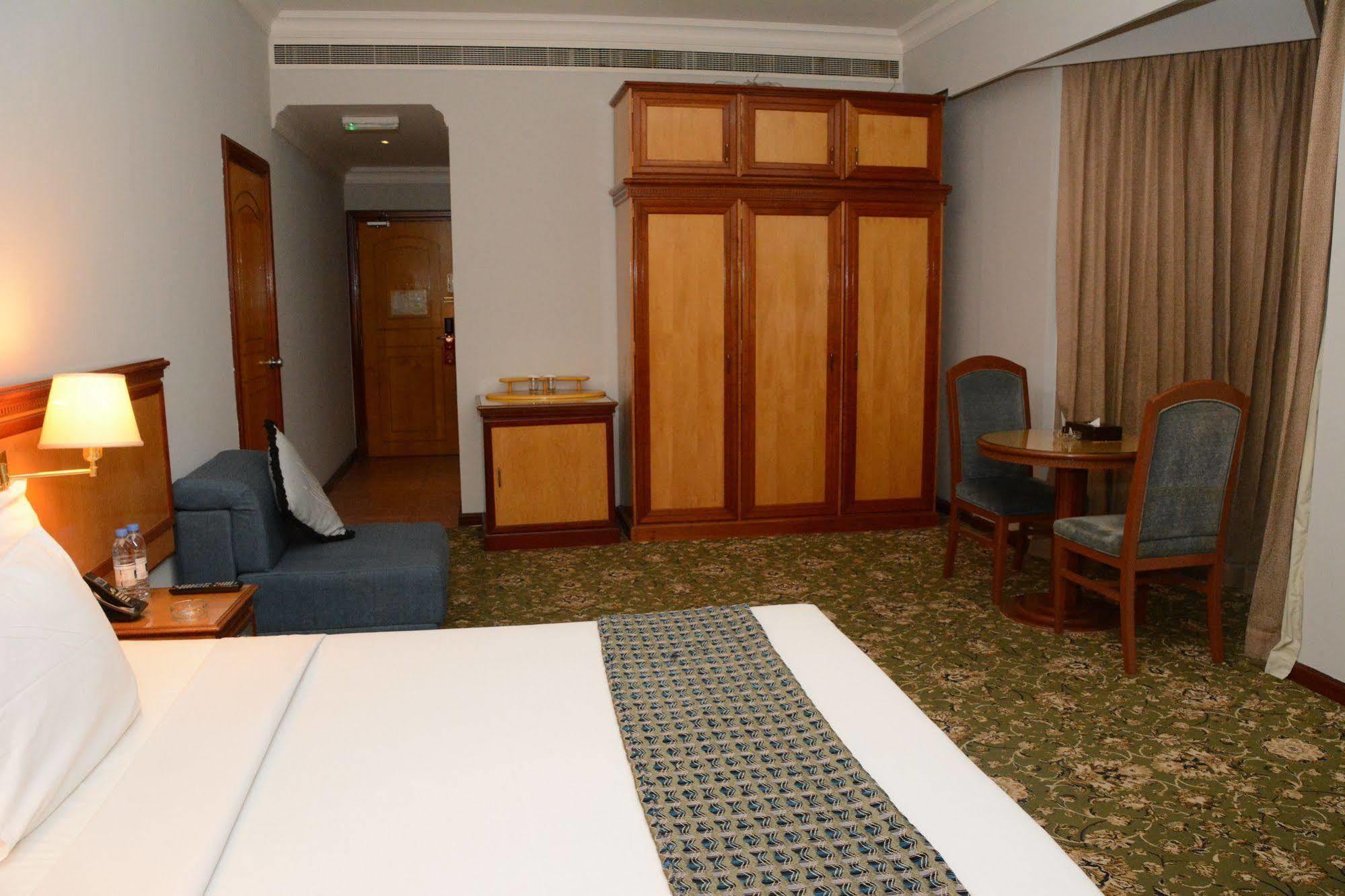 Phoenicia Hotel Al-Manamah Bagian luar foto